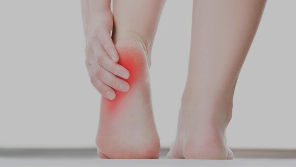 Ból pięty przy chodzeniu i nie tylko - czy boląca pięta może być groźna?